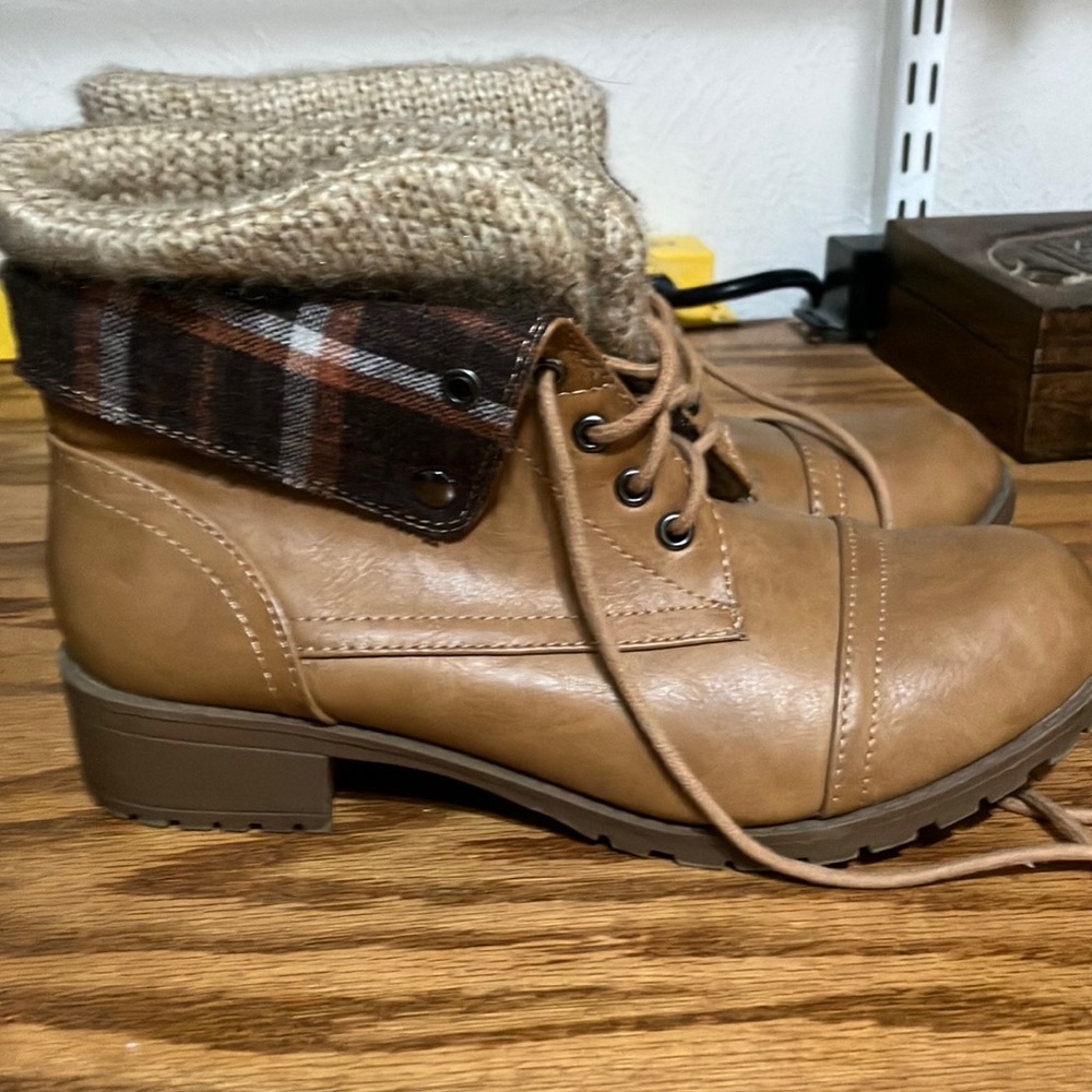 Soda womens boots size 8